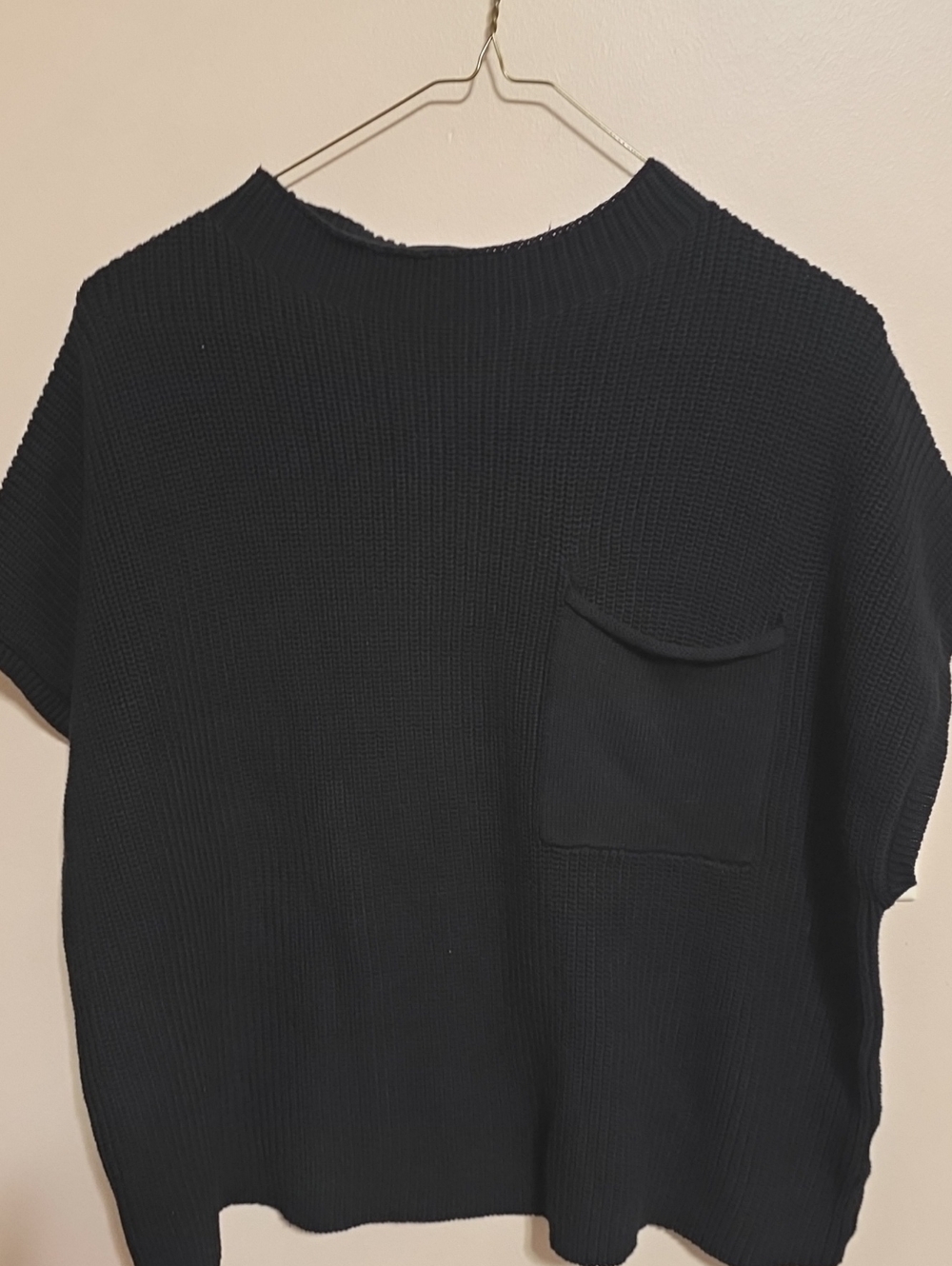 Women’s Black Short-Sleeve Crewneck Knit Sweater with Pocket